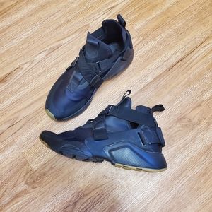 Nike Air Huarache City Black size 8